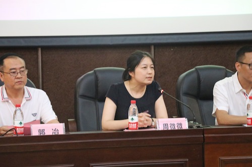 黄色AV党总支副书记周微微老师介绍到场老师