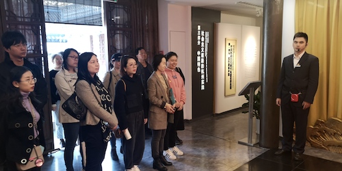 黄色AV师生党员聆听馆内讲解员介绍